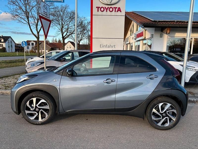 Neu Toyota Aygo X 72 PS (52 kW) 2025 Grau SUV