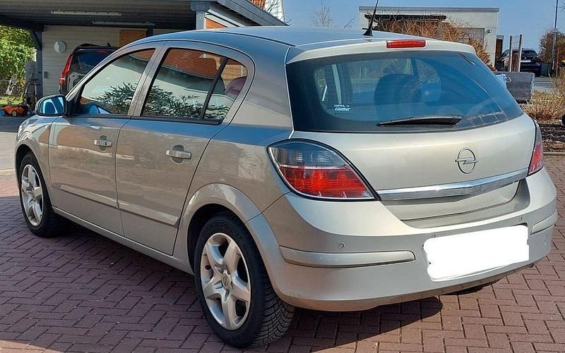 Gebraucht Opel Astra Edition 140 PS (102 kW) 2007 Silber Limousine