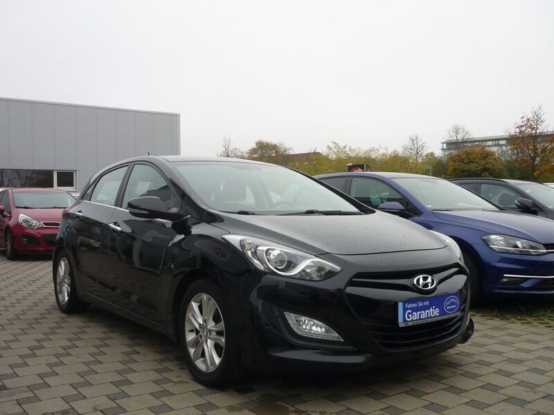 Gebraucht Hyundai i30 Style 99 PS (72 kW) 2012 Schwarz Limousine