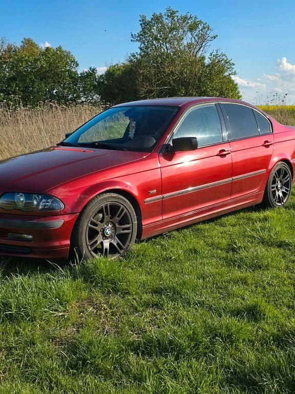 Rot Gebraucht 2000 BMW 320 Performance Limousine | 3.699 € (Fairer Preis) - Bild 1/4