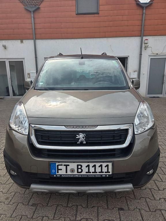 Braun Gebraucht 2016 Peugeot Partner Tepee Active Van / Kleinbus | 8.500 € (Fairer Preis) - Bild 1/4
