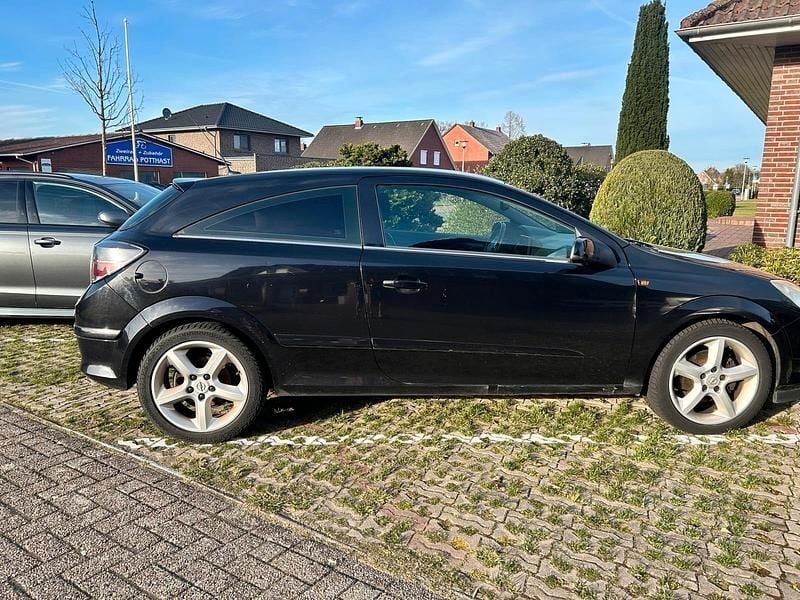 Second-hand Opel Astra 105 CP (77 kW) 2005 Negru Coupe
