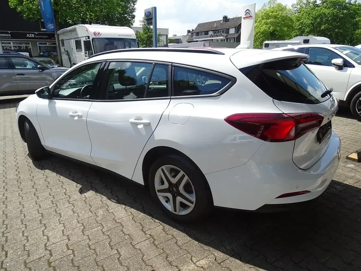 Używany Ford Focus Cool & Connect 101 KM (74 kW) 2022 Biały