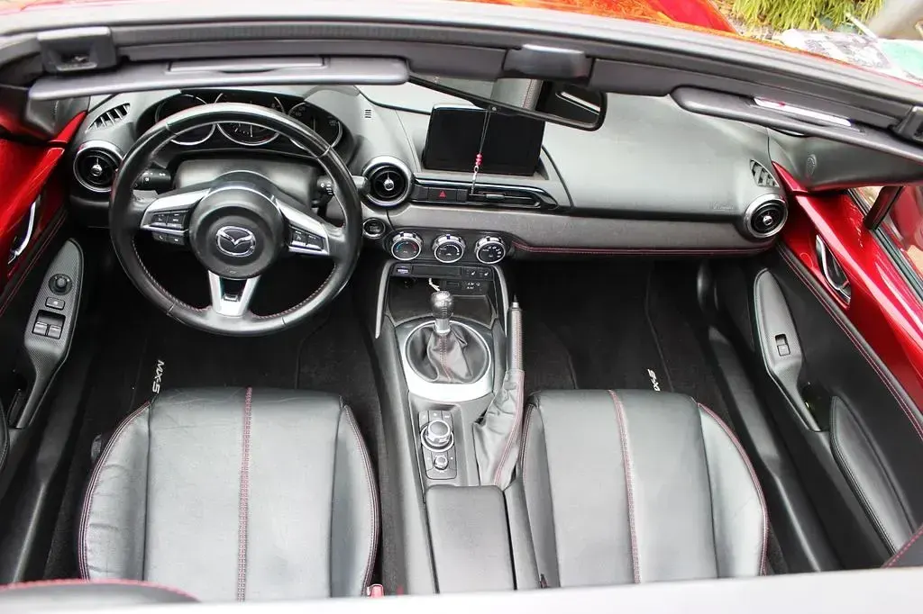Używany Mazda MX5 184 KM (135 kW) 2018 Czerwony Kabriolet