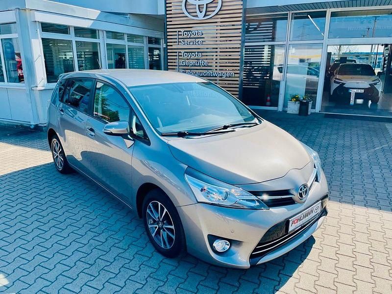 Gebraucht Toyota Verso Comfort 147 PS (108 kW) 2015 Silber Van / Kleinbus