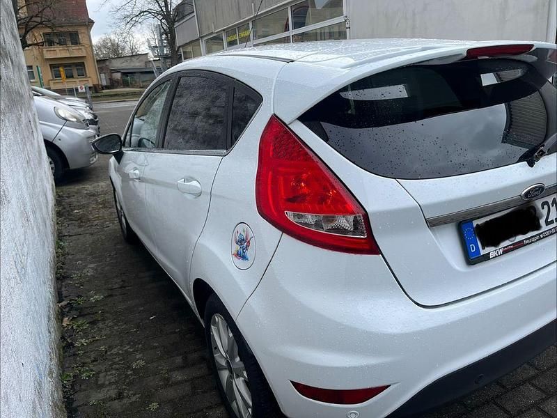 Gebraucht Ford Fiesta 97 PS (71 kW) 2011 Weiß Kleinwagen