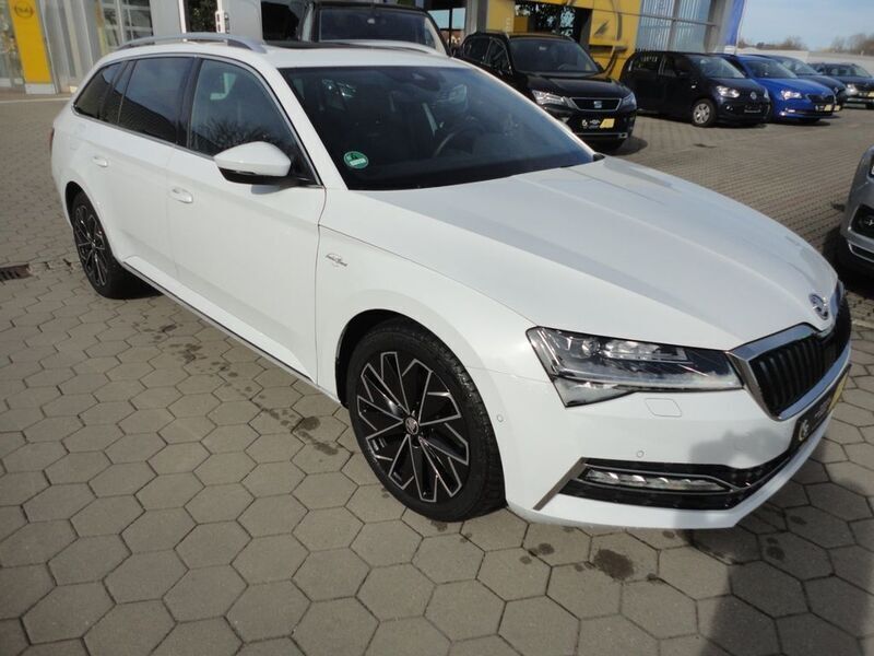 Gebraucht Skoda Superb LAURIN & KLEMENT 200 PS (147 kW) 2021 Weiß Kombi