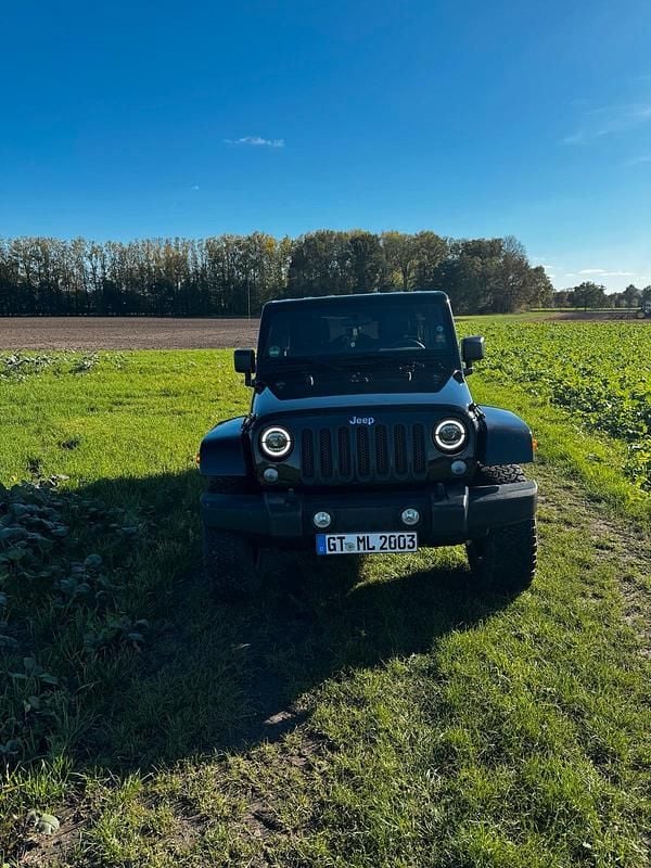 Schwarz Gebraucht 2012 Jeep Wrangler Sahara SUV | 29.900 € (Teuer) - Bild 1/4