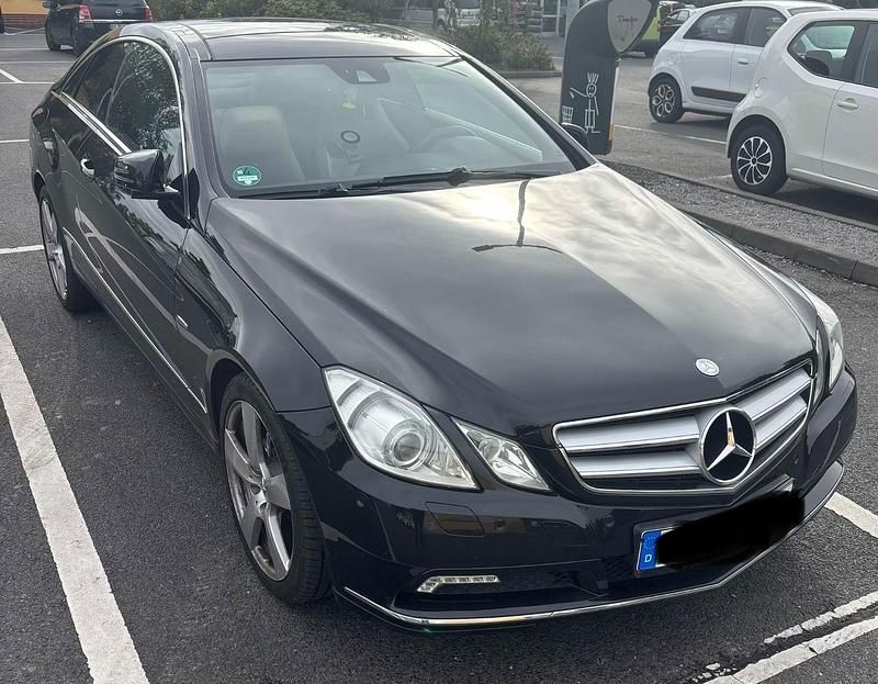 Gebraucht Mercedes E250 Avantgarde 204 PS (150 kW) 2011 Schwarz Coupé