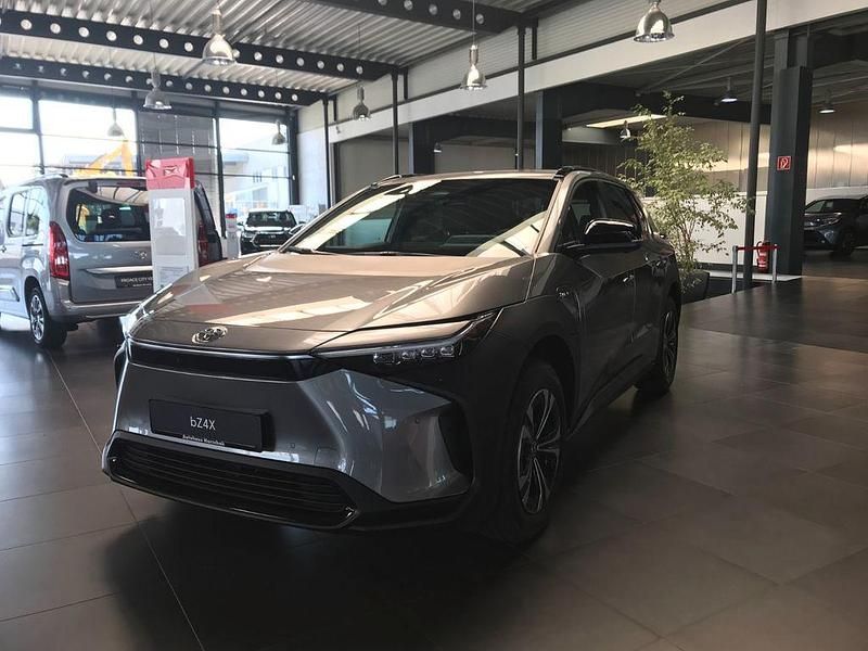 Palladium silber metallic Gebraucht 2025 Toyota bZ4X SUV | 39.890 € (Fairer Preis) - Bild 1/4