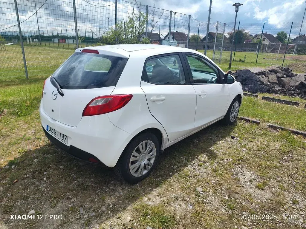Gebraucht Mazda 2 Inclusive 68 PS (50 kW) 2010 Weiß Kleinwagen