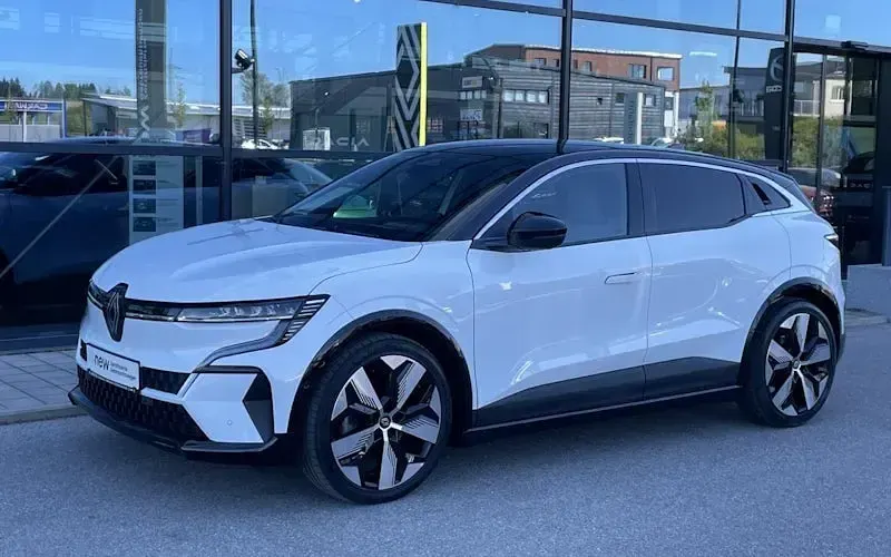 Używany Renault Megane E-Tech Techno 160 kW (218 KM) 2022 Biały Sedan/Limuzyna