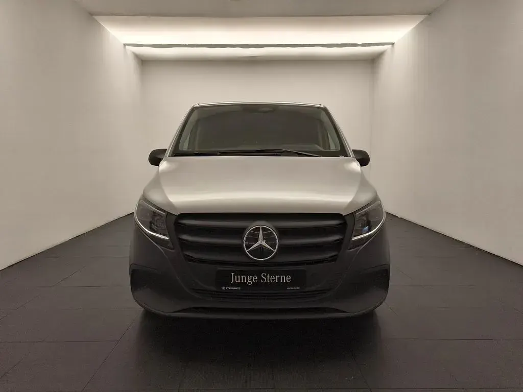 Gebraucht Mercedes Vito 163 PS (119 kW) 2024 Hightechsilber metallic Van
