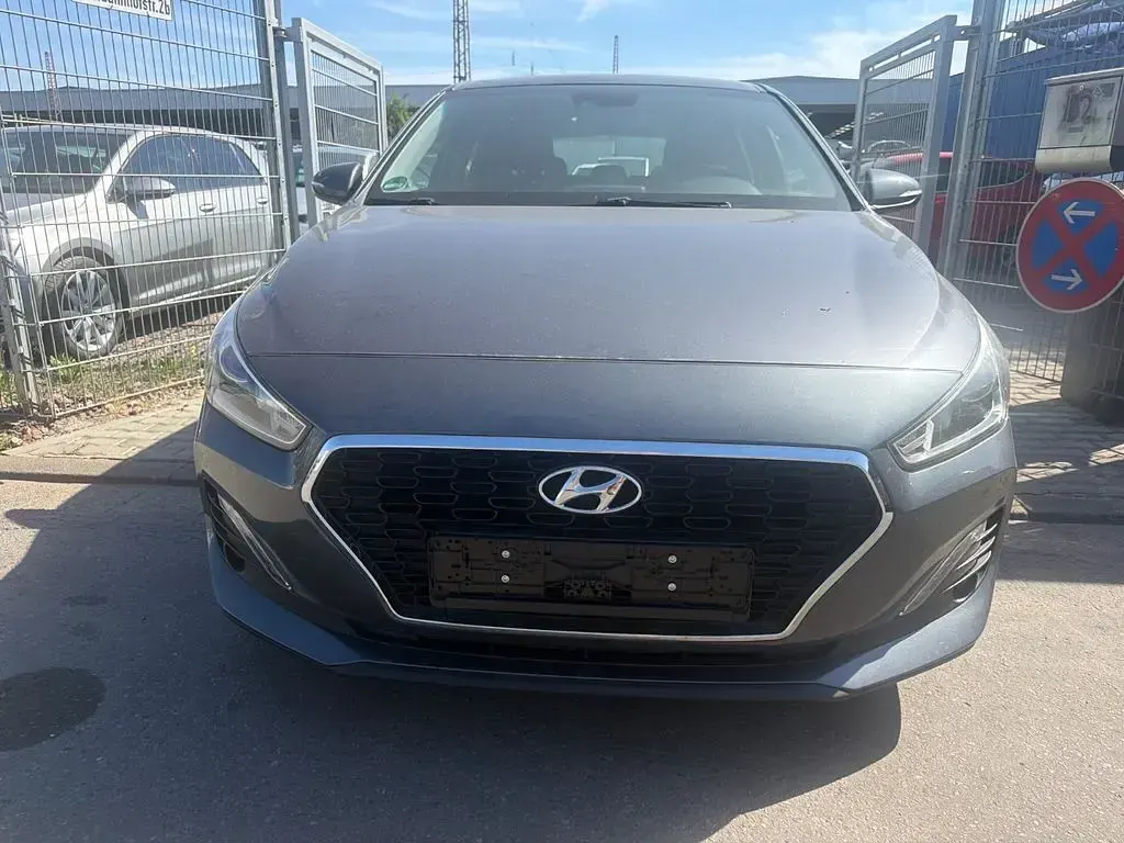 Gebraucht Hyundai i30 Trend 120 PS (88 kW) 2019 Grau Limousine
