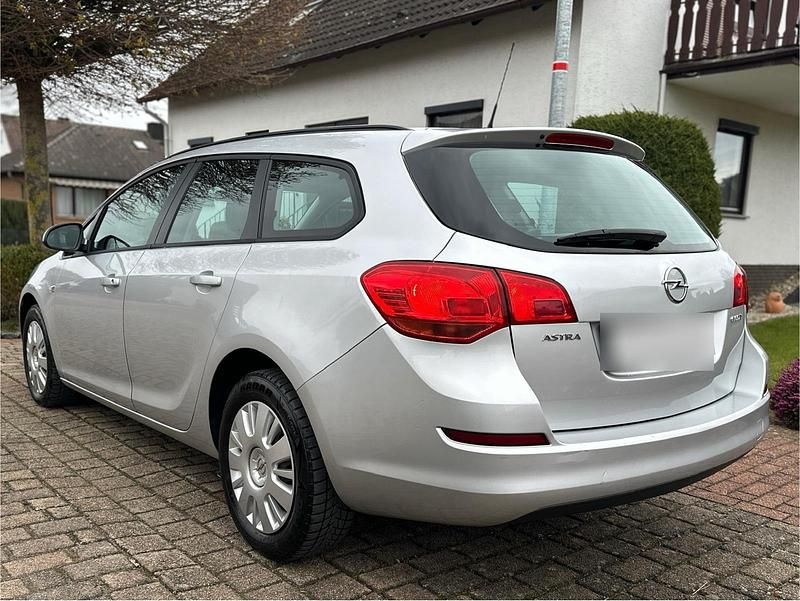 Gebraucht Opel Astra 101 PS (74 kW) 2011 Silber Kombi
