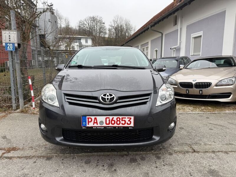 Grau Gebraucht 2012 Toyota Auris Basis Limousine | 3.900 € (Superpreis) - Bild 1/4