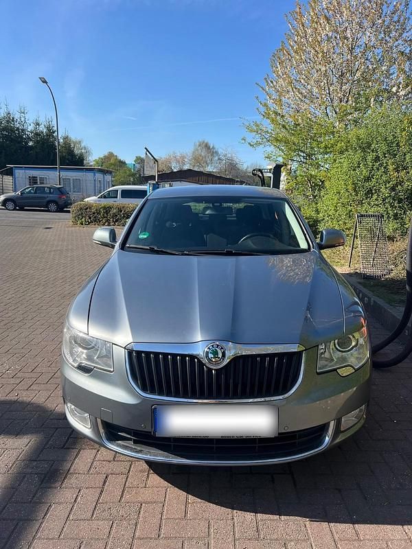 Gebraucht Skoda Superb 160 PS (117 kW) 2010 Grau Limousine