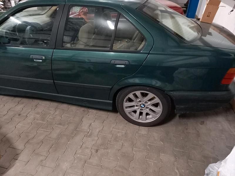 Gebraucht BMW 320 150 PS (110 kW) 1997 Grün Limousine