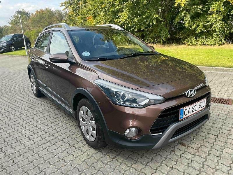 Braun Gebraucht 2017 Hyundai i20 Active Limousine | 5.555 € (Guter Preis) - Bild 1/4