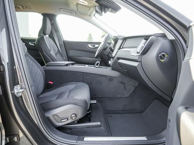 Gebraucht Volvo XC60 Momentum 197 PS (144 kW) 2022 Grau / pine grey SUV