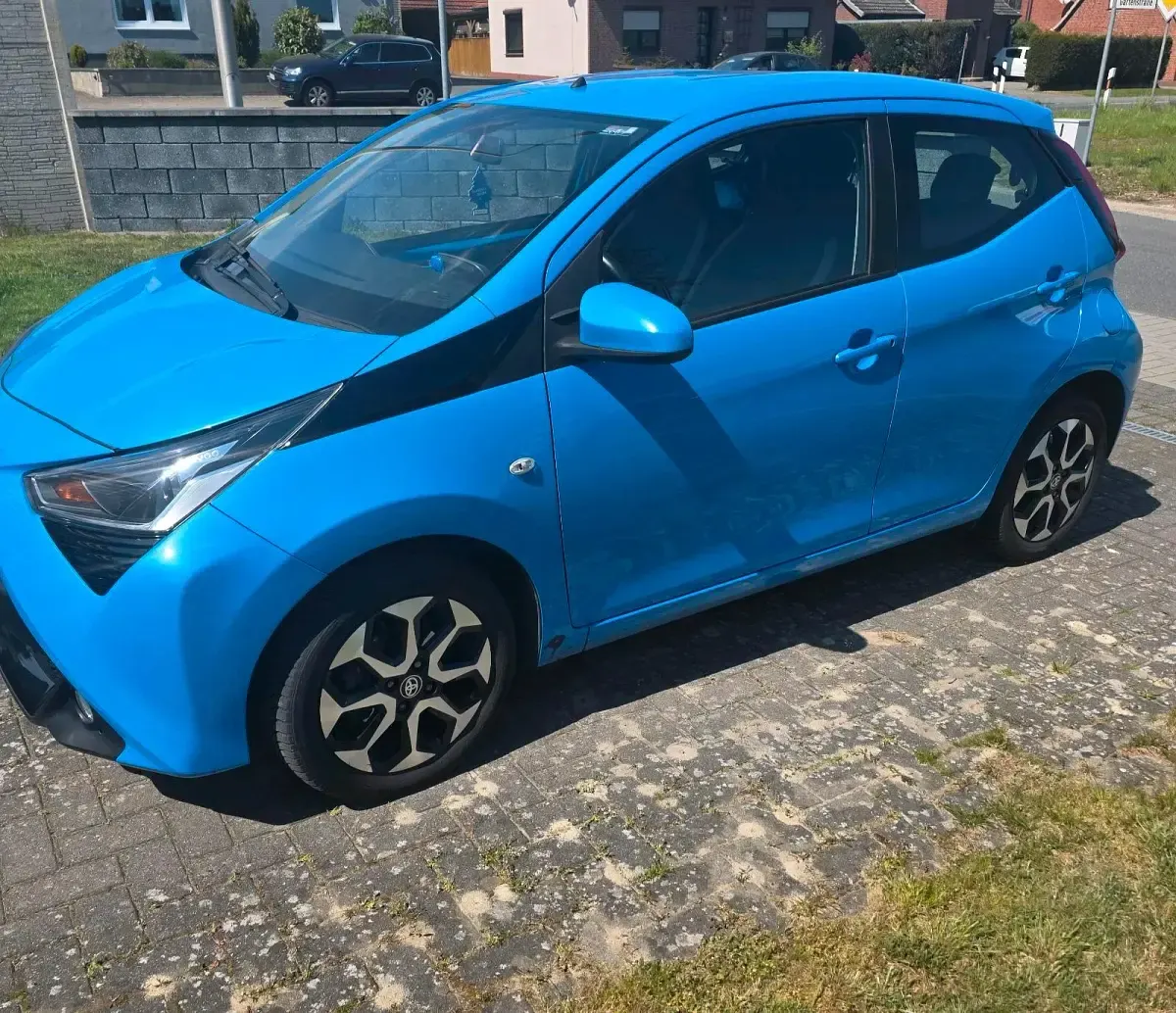 Używany Toyota Aygo 72 KM (52 kW) 2018 Niebieski Hatchback