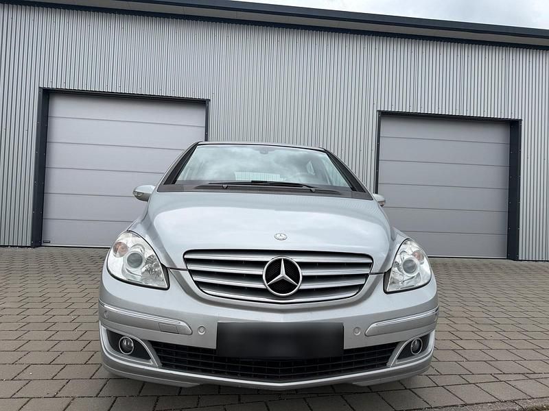 Gebraucht Mercedes B200 136 PS (100 kW) 2011 Silber Van / Kleinbus