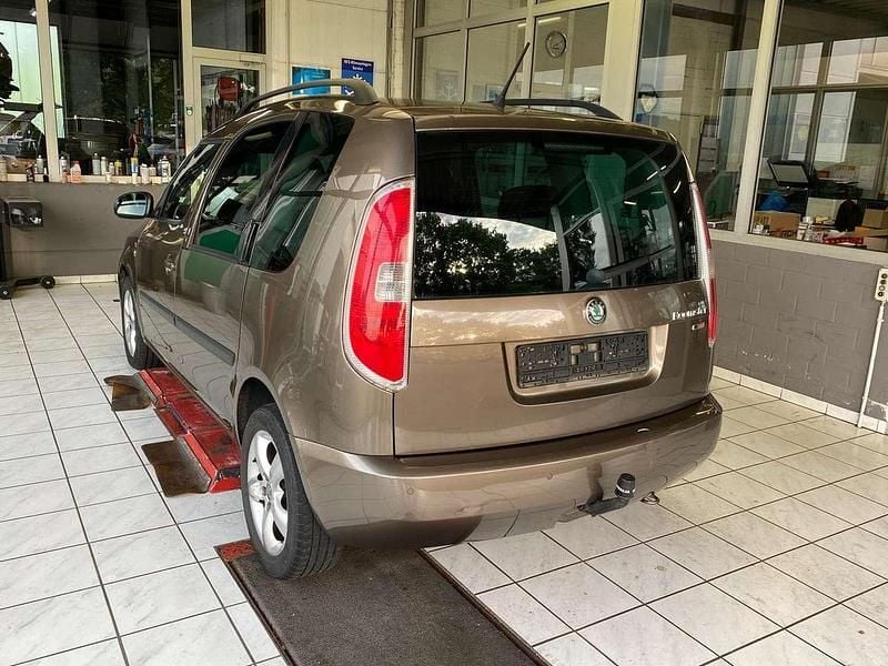 Matobraun metallic Gebraucht 2012 Skoda Roomster Family Kombi | 4.850 € - Bild 1/4