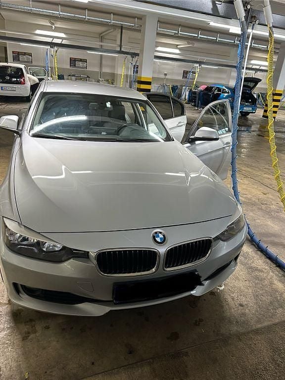 Silber Gebraucht 2015 BMW 316 Luxury Line Limousine | 11.800 € (Guter Preis) - Bild 1/4