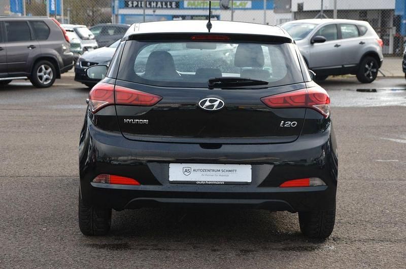 Gebraucht Hyundai i20 Classic 84 PS (61 kW) 2018 Schwarz Limousine