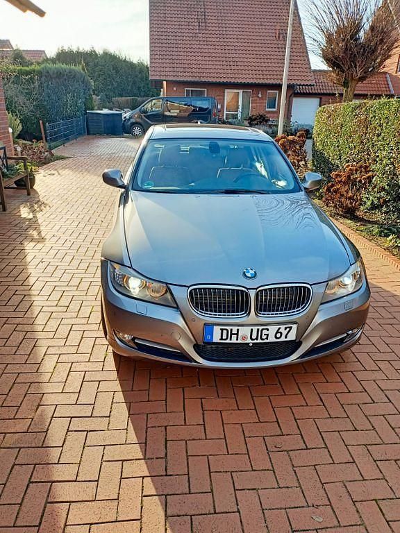 Grau Gebraucht 2011 BMW 335 Exclusive Limousine | 12.500 € (Superpreis) - Bild 1/4