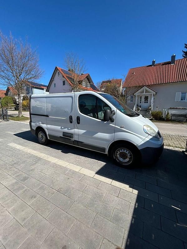 Second-hand Renault Trafic 90 CP (66 kW) 2010 Alb Monovolum