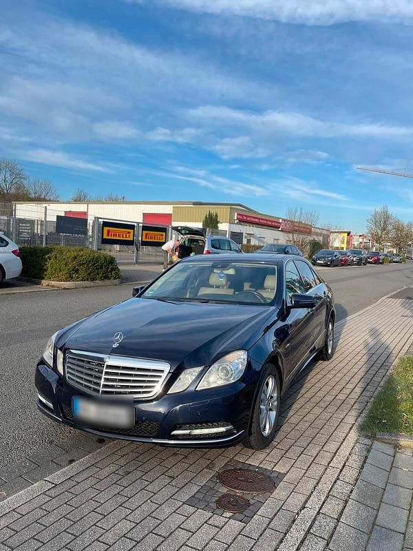 Gebraucht Mercedes E350 Elegance 231 PS (169 kW) 2010 Blau Limousine