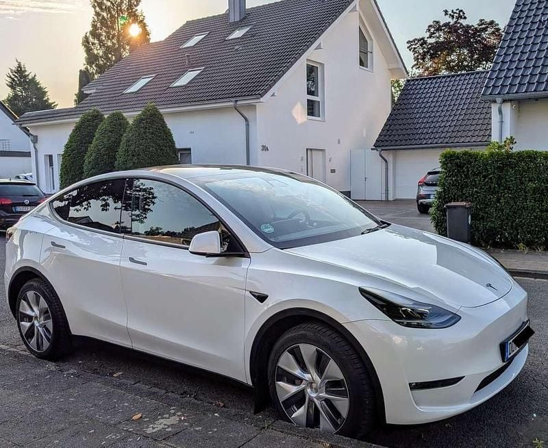 Weiß Gebraucht 2023 Tesla Model Y SUV | 36.900 € (Fairer Preis) - Bild 1/4