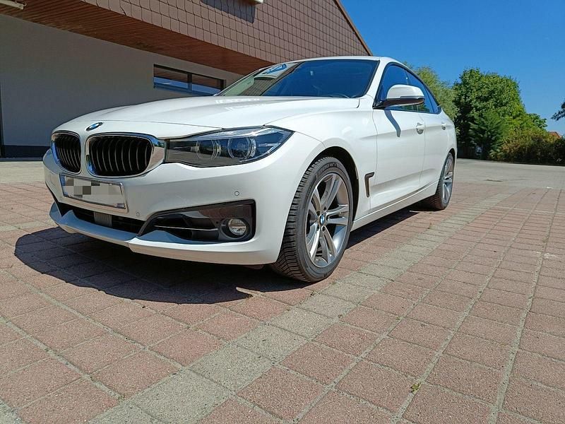 Weiß Gebraucht 2019 BMW 320 Gran Turismo Sport Line Limousine | 19.999 € (Fairer Preis) - Bild 1/4