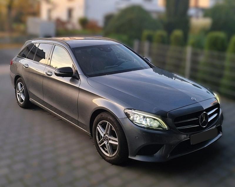 Grau Gebraucht 2019 Mercedes C200 Night Kombi | 18.800 € (Etwas zu teuer) - Bild 1/4