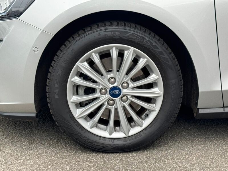 Gebraucht Ford Focus Titanium 125 PS (91 kW) 2020 Silber Limousine