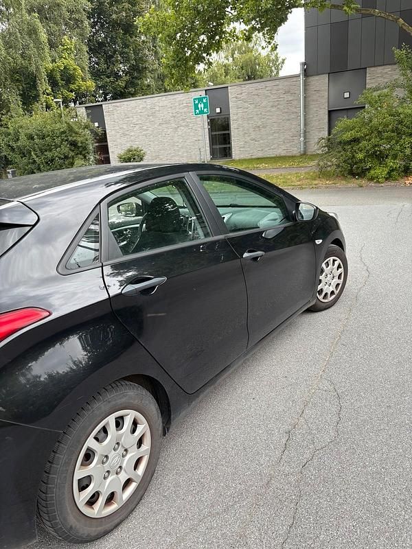 Gebraucht Hyundai i30 99 PS (72 kW) 2013 Schwarz Limousine