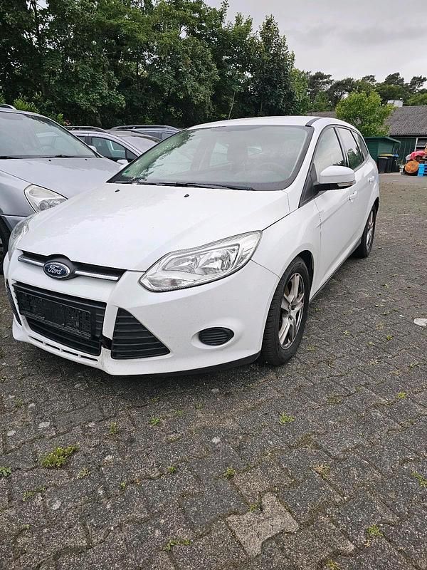 Weiß Gebraucht 2012 Ford Focus Kombi | 1.700 € (Superpreis) - Bild 1/4