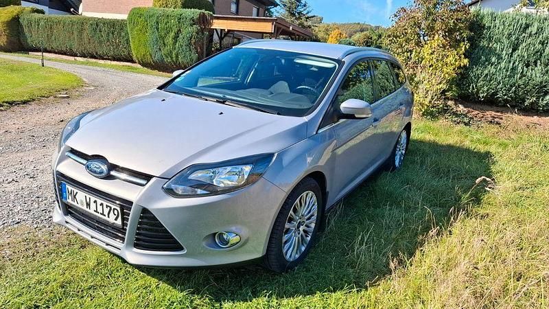 Grau Gebraucht 2011 Ford Focus Titanium Limousine | 6.500 € (Fairer Preis) - Bild 1/4