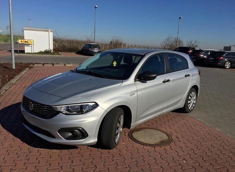 Silber Gebraucht 2016 Fiat Tipo Pop Limousine | 6.400 € (Fairer Preis) - Bild 1/4