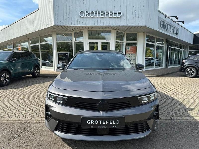 Grau Gebraucht 2024 Opel Astra Ultimate Limousine | 31.900 € (Teuer) - Bild 1/4