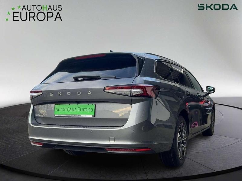 Neu Skoda Superb Selection 150 PS (110 kW) 2025 Graphitegrau metallic Kombi