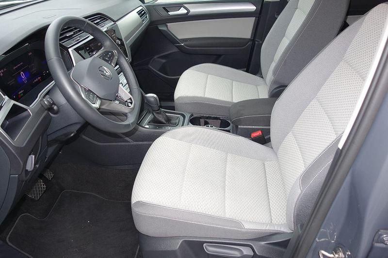 Gebraucht VW Touran Comfortline 150 PS (110 kW) 2024 Grau Van / Kleinbus