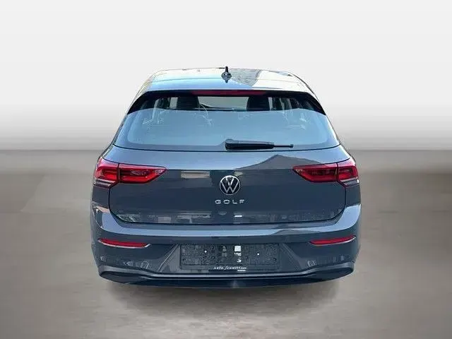 Gebraucht VW Golf VIII Life 131 PS (96 kW) 2024 Grau Limousine