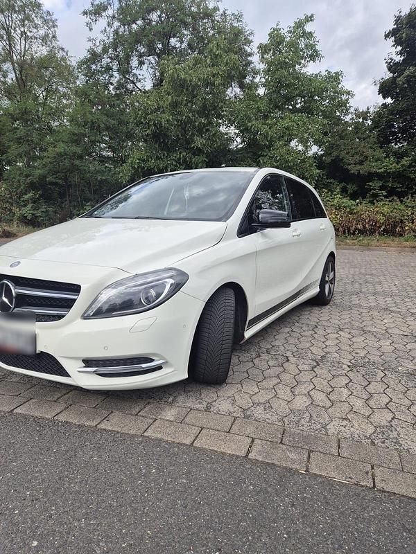 Weiß Gebraucht 2013 Mercedes B220 Van / Kleinbus | 10.400 € (Guter Preis) - Bild 1/4