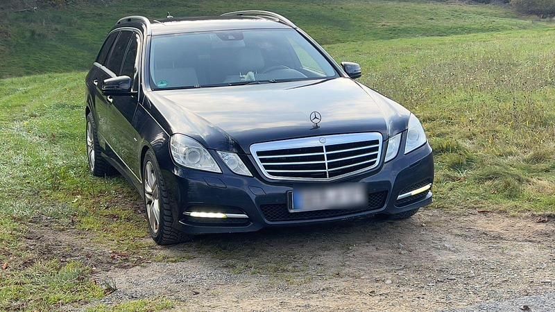 Blau Gebraucht 2011 Mercedes E350 Elegance Kombi | 4.790 € (Teuer) - Bild 1/4