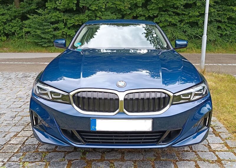 Blau Gebraucht 2023 BMW 318 Shadowline Limousine | 28.700 € (Superpreis) - Bild 1/4