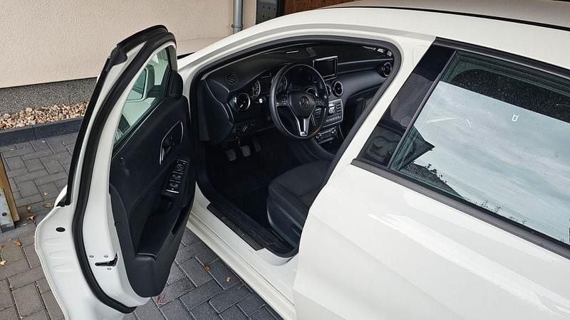 Gebraucht Mercedes A180 122 PS (89 kW) 2013 Weiß Limousine