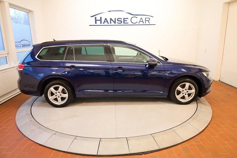 Gebraucht VW Passat R 150 PS (110 kW) 2018 Blau Kombi