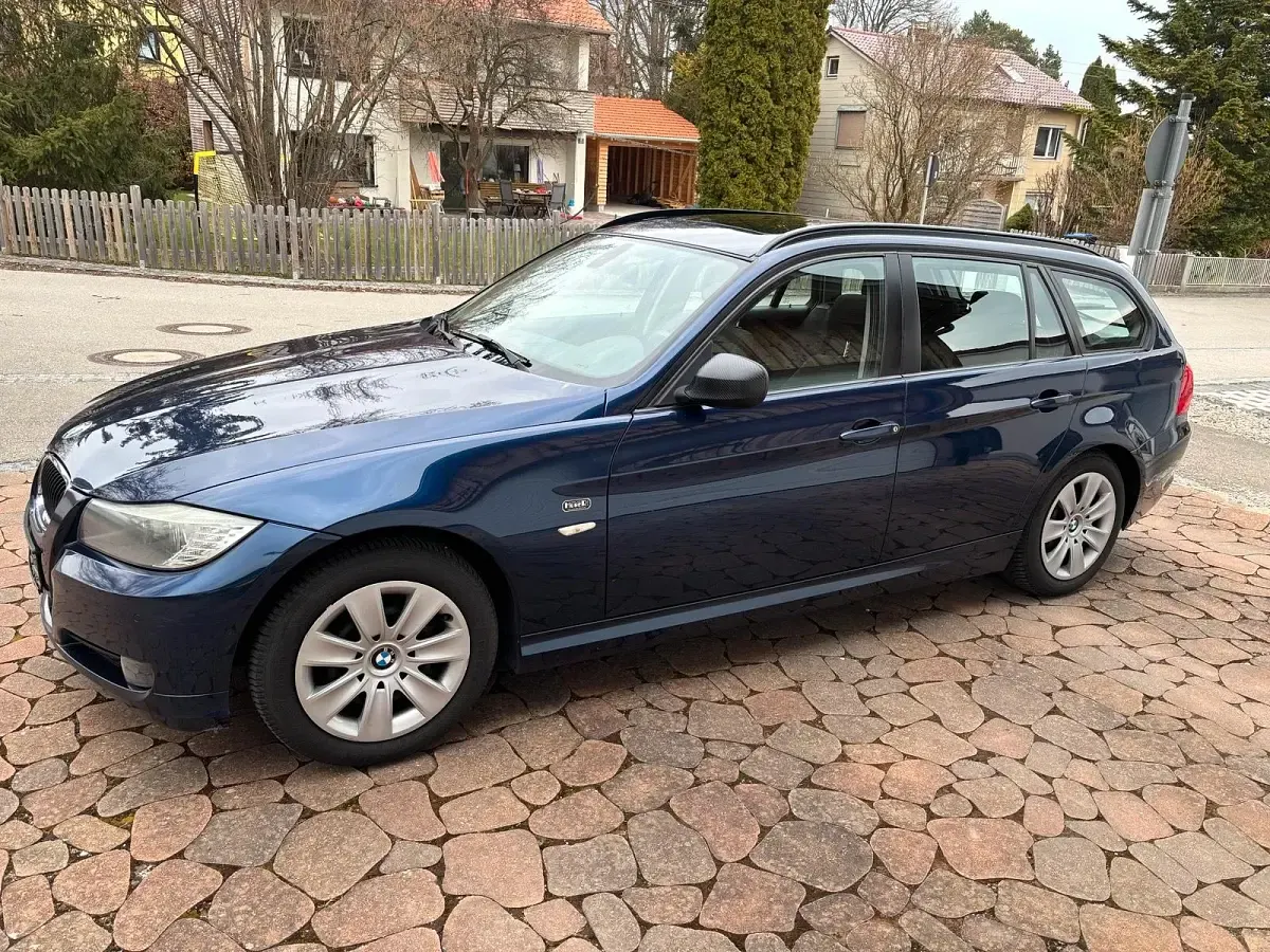 Gebraucht BMW 318 148 PS (108 kW) 2011 Blau Kombi